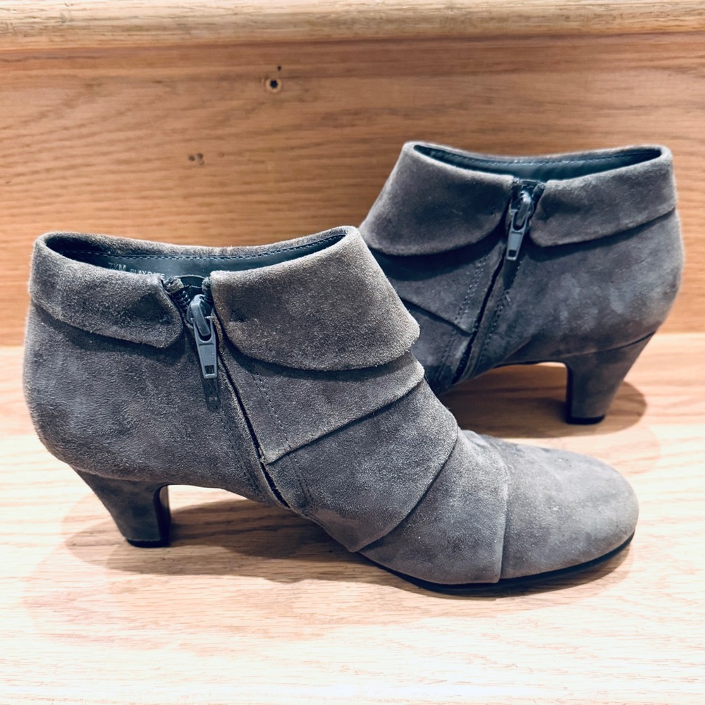 NWOB AEROSOLES Play Pleat Gray Ankle Booties, Size 7.5 - Picture 4 of 8